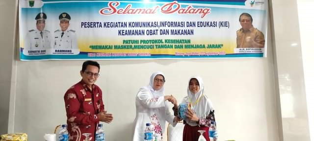 MAKANAN BERGIZI— Ketua TP PKK Padangpariaman  Yusrita Suhatri Bur  saat berikan makanan bergizi pada anak SD.