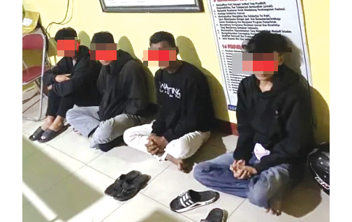TAWURAN— Para remaja yang diduga pelaku tawuran diamankan di Mapolresta Padang.