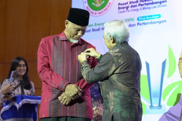 Serius Mengoptimalkan Penggunaan EBT, Sumbar Raih Anugerah DEN 2022 1 SEMATKAN—Sekretaris Jenderal DEN Djoko Siswanto, semantakn pin penghargaan kepada Gubernur Sumbar Mahyeldi.