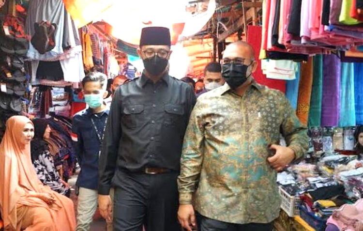 KINERJA —Ketua DPD Partai Gerindra Sumbar H Andre Rosiade saat bersama Wali Kota Bukittinggi yang juga Ketua DPC Gerindra setempat, Erman Safar dalam salah satu kegiatan, beberapa waktu lalu. Andre mengapresiasi kinerja Erman Safar karena merealisasikan janjinya satu persatu usai memenangkan Pilkada dan dilantik menjadi kepala daerah 2020.