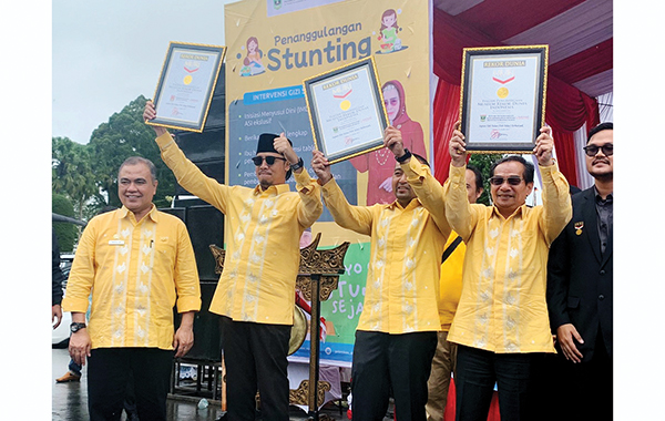 LIHATKAN— Wagub Sumbar, Audy Joinaldy, Wali Kota Bukittinggi, Erman Safar, Kepala Dinas Peternakan dan Kesehatan Hewan, Erinaldi memperlihatkan piagam MURI.