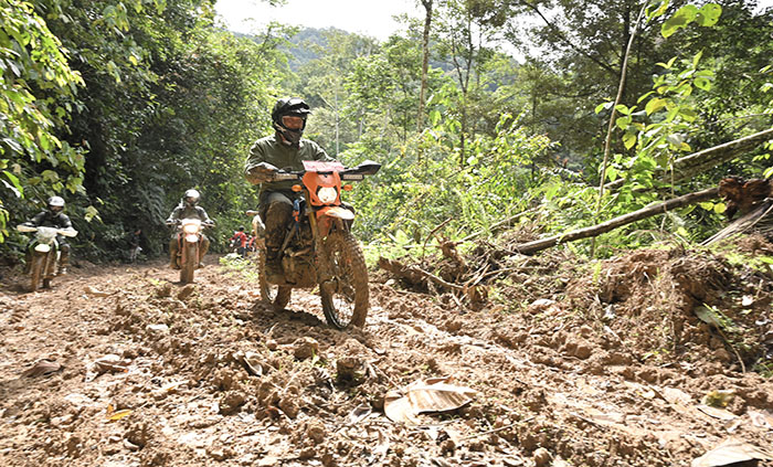 Berkubang Lumpur Lalui Medan Terjal, Gubernur Sumbar Pastikan Pembangunan Jalur Alahan Panjang- Bayang Tuntas 2023 1 MOTOR TRAIL— Berbekal motor trail, Gubernur Sumbar Mahyeldi Ansharullah nekat menelusuri jalan terjal menghubungkan Kabupaten Pessel dengan Alahan Panjang Kabupaten Solok, Rabu (19/10).