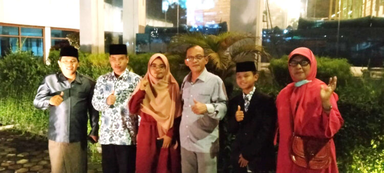 BERSAMA KAFILAH—Kepala Bagian Kesra Sekretariat Daerah Kabupaten Padangpariaman Syamsirman besama kafilah Sumbar.