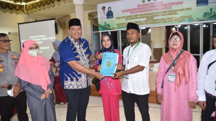 Ikuti Sidang Itsbat Nikah Terpadu, 14 Pasutri Nikah Siri kini Kantongi Buku Nikah 1 TERIMA DOKUMEN NEGARA— Pasangan suami istri yang menikah secara siri tersenyum bahagia, karena dokumen resmi negara yang mereka harap-harapkan selama ini sudah bisa didapatkan untuk melegalkan pernikahan mereka, setelah mengikuti “Sidang Itsbat Nikah Terpadu Kota Pariaman Tahun 2022”.