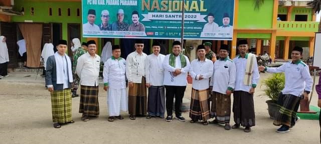 PERINGATI HARI SANTRI— Bupati Padangpariaman Suhatri Bur bersama para santri usai  memperingati dan menghadiri Hari Santri Nasional  di Pondok Pesantren Bustanul Yaqin Kenagarian Punggung Kasik, Kecamatan Lubuk Alung, Kabupaten Padangpariaman.