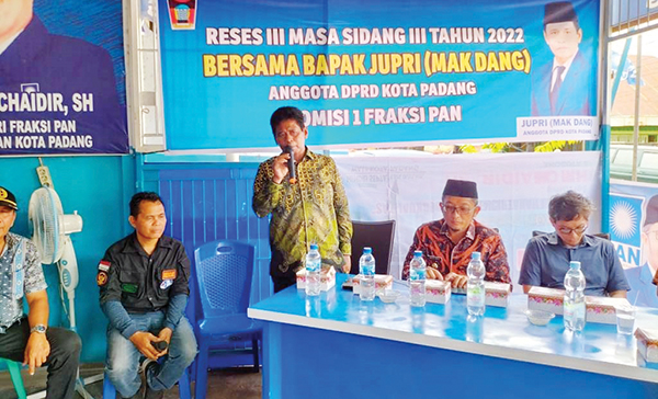 BERIKAN ARAHAN— Jupri memberikan arahan kepada masyarakat Kelurahan Gurun Laweh Nan XX dalam kegiatan Reses III.