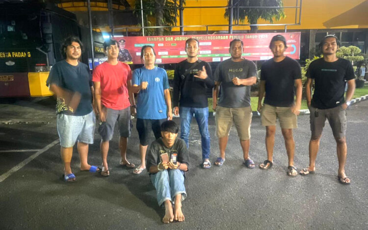 Terekam CCTV , Mahasiswa Pencuri HP Ditangkap Tim Klewang Satreskrim Polresta Padang 1 CURI HP— Muhammad Aldi (19) diamankan tim Klewang Satreskrim Polresta Padang lantaran nekat mencuri HP
di Kedai Hengki.