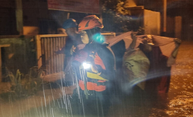 Kelurahan Tabiang Banda Gadang Dikepung Banjir, Tinggi Air Capai 1-2 Meter, Ratusan Warga Dievakuasi 1 EVAKUASI WARGA— Tim BPBD Kota Padang mengevakuasi para warga di Kompleks Perumahan Kubu Griya Utama, Tabiang Banda Gadang dan di Jalan Mushalla Al Jannatun Naim, RT 05 RW 01, Kelurahan Tabiang Banda Gadang, Kecamatan Nanggalo, Minggu (2/10) dinihari WIB.