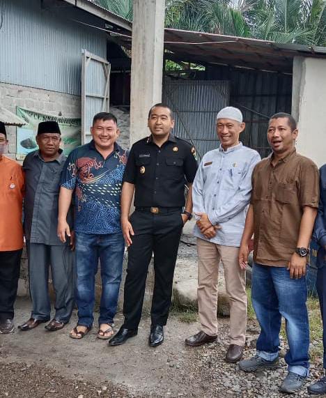 Wagub Sumbar, Tinjau Pabrik Pupuk Anak Nagari, Cv. Sinar Mutiara Gresik Sago Painan 1 Teks Foto : Wakil Gubernur Sumatera Barat, Ir. Audi Joinaldy, S.Pt, M.Sc, M.M, IPM, ASEAN.Eng , bersama Sekretaris Daerah Mawardi Roska,
Jumat (7/10/2022) turun meninjau Agen dan Distributor Pupuk CV. Sinar Mutiara Gresik di Kampung Ujung Tanjung, Kenagarian Sago Salido, Kecamatan IV Jurai, Kabupaten Pesisir Selatan, Sumbar.