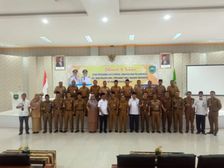 FOTO BERSAMA— Sekda Pasaman Drs. Mara Ondak foto bersama dengan 25 Wali Nagari Persiapan yang baru saja dilantik. Pelantikan sesuai dengan Peraturan Menteri Dalam Negeri Nomor 1 Tahun 2017 tentang Penataan Desa.