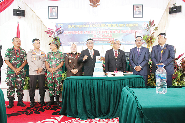 Peringatan HUT ke-23 Kabupaten Kepulauan Mentawai, Bangkit Lebih Kuat Menuju Mentawai Mandiri, Maju, dan Sejahtera 1 FOTO BERSAMA— Pj Bupati, Ketua DPRD dan Wakil Ketua DPRD Mentawai, bersama Muspida di lingkungan
pemerintahan daerah Mentawai berfoto bersama.
