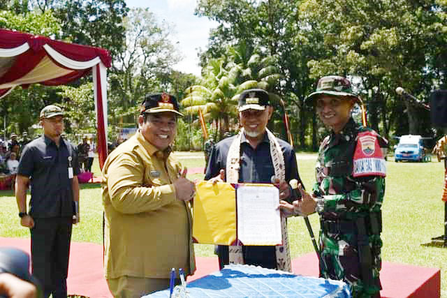 TMMD ke-115 Tahun 2022, Menuju Padangpariaman Berjaya, Bupati dan Gubernur Tinjau Jembatan Rusak Akibat Bencana Alam 1 PEMBUKAAN TMMD— Bupati Padangpariaman Suhatri Bur bersama Gubernur Mahyeldi saat pembukaan TMMD baru-baru ini.