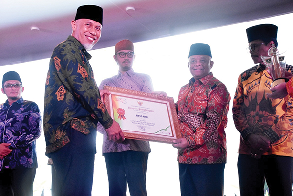 SERAHKAN— Gubernur Sumbar, Mahyeldi Ansharullah menyerahkan piagam penghargaan PWA 2022 kepada Bupati Agam, diwakili Sekda Agam, Edi Busti.
