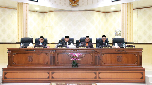 Perubahan APBD Agam Tahun 2022 Disepakati Rp1,545 T, Dewan Dorong Pemkab Tingkatkan Mutu Pembangunan dan Kesejahteraan Masyarakat 1 PIMPIN SIDANG—Ketua DPRD didampingi Wakil ketua dan dihadiri Wakil Bupati Agam saat memimpin sidang paripurna Perubahan APBD Agam Tahun 2022.