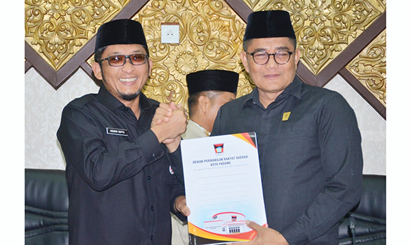 SALAM KOMPAK--Wali Kota Padang, Hendri salam kompak dengan Ketua DPRD Padang.