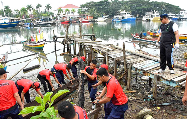 SAMPAH BATANG ARAU— Sekda Kota Padang Andree Algamar memimpin goro membersihkan sampah dan bangkai kapal yang ada di bantaran sungai Batang Arau, Minggu (23/10).