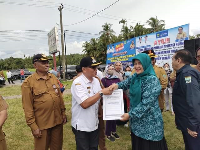 SERAHKAN DOKUMENTASI— Ketua  TP PKK Padangpariaman Yusrita Suhatri serahkan dokumentasi untuk program PKK/Nagari.