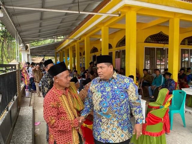Peringatan Maulid Nabi Muhammad SAW, Dukung Program Pembangunan Padangpariaman Berjaya 1 DIALOG—Bupati Padangpariaman Suhatri Bur saat dialog dengan tokoh agama pada acara Maulid Nabi di Nagari Anduring.