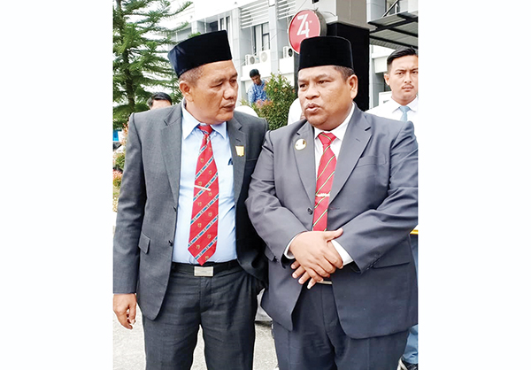 DISKUSI— Ketua DPRD Padangpariaman, Arwinsyah, saat diskusi dengan Bupati Padangpariaman, Suhatri Bur, usai peringatan sumpah pemuda tahun lalu.