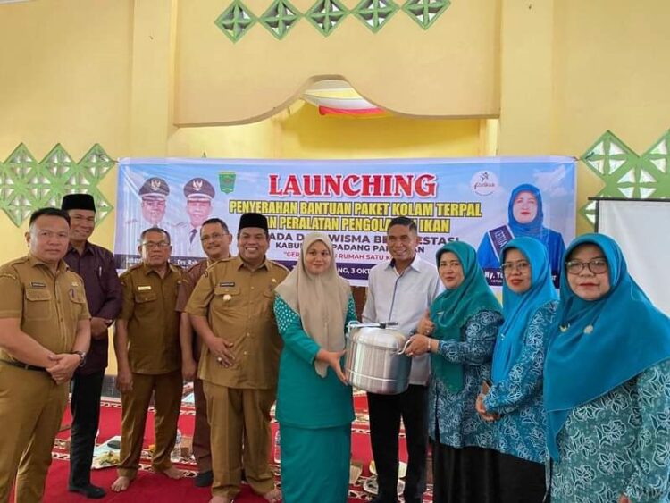 SERAHKAN HADIAH— Kader TP PKK Padangpariaman menerima hadiah yang diserahkan Bupati Suhatri Bur.