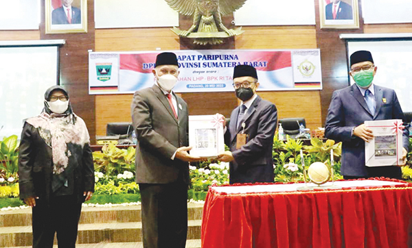 Gubernur Mahyeldi menerima Opini WTP atas LKPD 2021