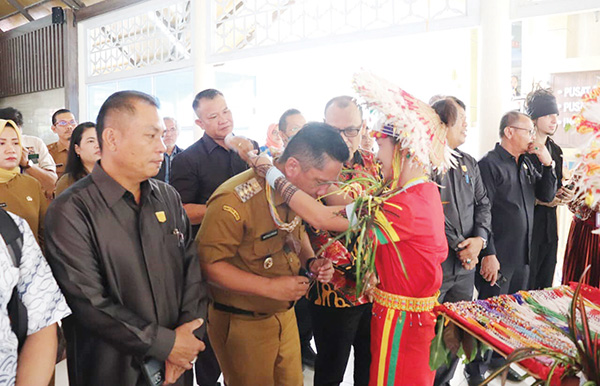 Usai ke-23 Tahun Kabupaten Kepuluan Mentawai, “Bangkit Lebih Kuat Menuju Mentawai Mandiri, Maju dan Sejahtera 1 KALUNGI BUNGA— PJ Bupati Kepulauan Mentawai, Martinus Dahlan dikalungi bunga.