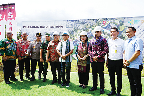 FOTO BERSAMA—Jenderal Moeldoko, Irjen Yankes Murti Utami, Dirut RSUP Dr. M Djamil Yusirwan foto bersama unsur Forkopimda Sumbar.