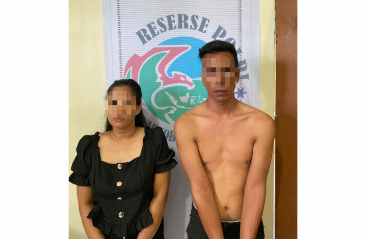 PESTA SABU— Pelaku FWK dan RF yang merupakan sepasang kekasih digerebek di kamar penginapan oleh jajaran Polres Agam saat pesta sabu.