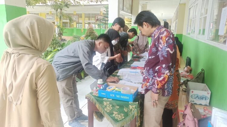 7 Calon Panwascam Tidak Lolos Syarat Administrasi 1 UJIAN TERTULIS— Ketua Bawaslu Kabupaten Lima Puluh Kota saat meninjau pelaksanaan ujian tertulis pemilihan Panwascam.