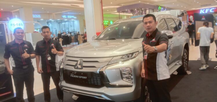Sales Mitsubishi PT Suka Fajar memperlihatkan unit Xpander Cross di Transmart Supermarket Exhibishion, Senin (17/10).