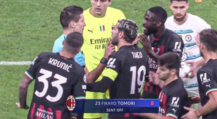 PROTES— Pemain AC Milan melakukan protes kepada wasit yang memberikan kartu merah langsung kepada Fikayo Tomori saat kedua tim berjumpa di Fase Grup Liga Champion 2022/2023, Rabu (12/10) dinihari WIB.