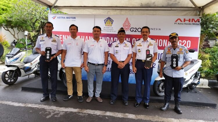 SERAH TERIMA-Manager Product Management AHM, Fareza Yuardhika ditemani oleh Kepala Wilayah Astra Motor Bali, Yohanes Kurniawan melakukan serah terima PCX Electric secara simbolik sebagai kendaraan operasional KTT Presidensi G20.