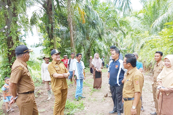 JALAN PERTANIAN— Wabup Agam Irwan Fikri saat meninjau pembukaan jalan menuju lahan pertanian masyarakat di Simpang Sikabu, Jorong Kayu Pasak, Nagari Salareh Aia, Kecamatan Palembayan, Kabupaten Agam.