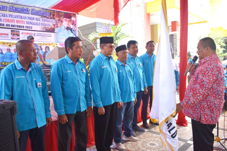 LANTIK—  Ketua DPD PKDP  Kota Padang  Amril Amin melantik Drs H. EdwarV Imusman Ketua PKDP Padang dengan pengurusnya periode 2020 - 2027.