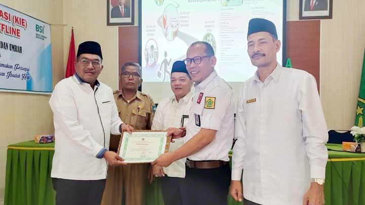 PIAGAM—H. Arfan Rangkuti menyerahkan piagam penghargaan kepada H. Jaswandi yang telah menghibahkan tanahnya untuk pembangunan Gedung PLHUT Sawahlunto.