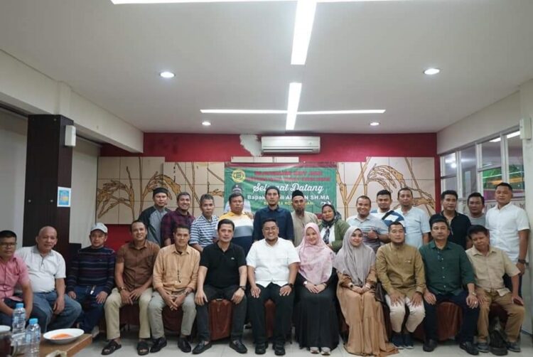 foto bersama— Wabup Tanah Datar Richi Aprian bersama Ketua GOW Ny. Patty Richi Aprian, berfoto bersama dengan Ikatan Keluarga Perantau Turawan (IKPT) Jaya se-Jabodetabek.
