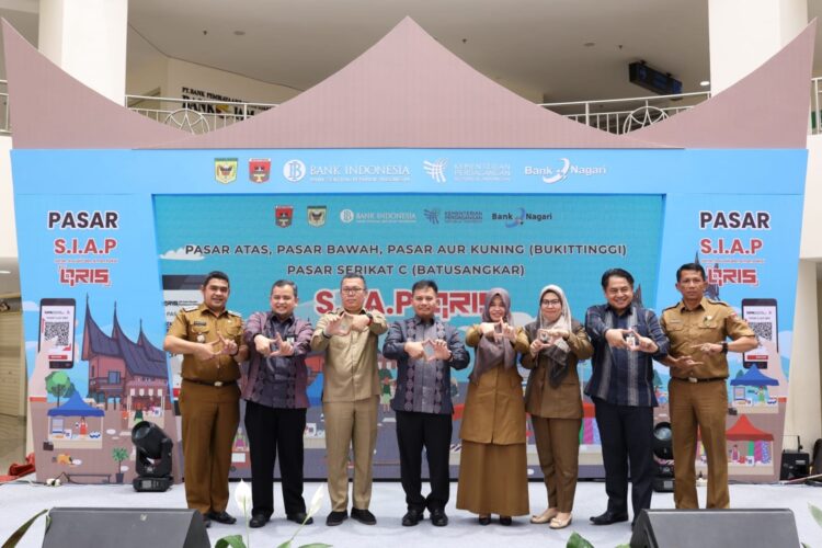PASAR SIAP QRIS-Kepala Kantor Perwakilan Bank Indonesia Sumbar, Wahyu Purnama A saat meresmikan 4 Pasar SIAP QRIS di Bukittinggi dan Tanahdatar.