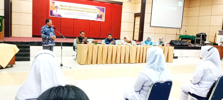 Mahasiswa STIKES Ranah Minang Disuluh Wawasan Kerja Dalam dan Luar Negeri 1 PENYULUHAN — Kadisnakerin Kota Padang Ir Dian Fakri membuka penyuluhan calon tenaga kerja mahasiswa STIKES Ranah Minang Padang, Kamis (13/10).