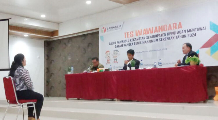 IKUT TES—Terlihat salah seorang pseserta mengikuti tes wawancanara dari Bawaslui Mentawai.