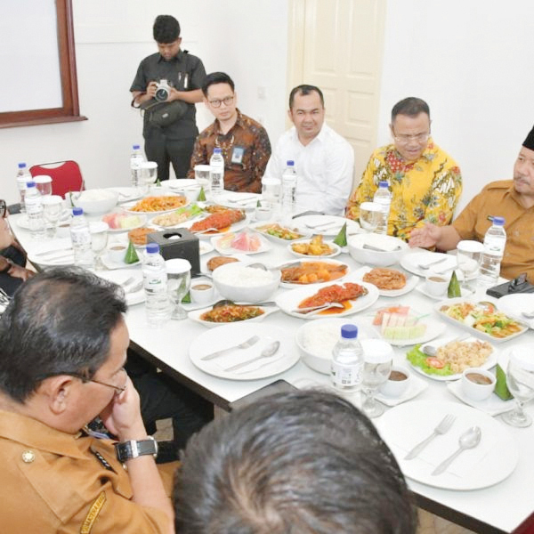 BAHAS KERJASAMA— Bupati Agam gelar pertemuan dengan Universitas Metamedia Sumatera Barat, di Resto Suaso Padang baru baru ini untuk membahas kerjasama diantara dua institusi ini.