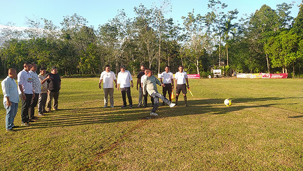 TENDANGAN PEMBUKA— Bakal Caleg DPR RI Dapil Sumbar 1, H. Meris saat melakukan tendangan pembuka Turnamen Sepakbola Tarantang Cup XI.