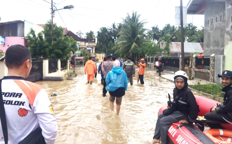 BANJIR— Beberapa wilayah di Kabupaten Solok dan Kota Solok diterjang banjir akibat meluapnya sungai.