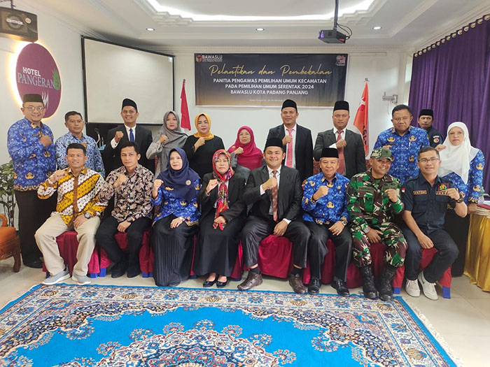 PANWASCAM TERPILIH— Enam anggota Panitia Pengawas Pemilihan Umum Kecamatan (Panwascam) untuk Pemilu Serentak 2024 se-Kota Padang Panjang usai dilantik foto bersama.