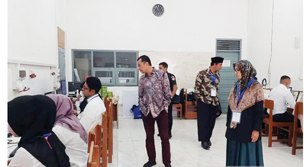 UJIAN TERTULIS— Bawaslu Sumbar melakukan peninjauan pelaksanaan tes ujian tertulis kepada 113 calon Panwascam Kota Bukittinggi, Minggu (16/10).