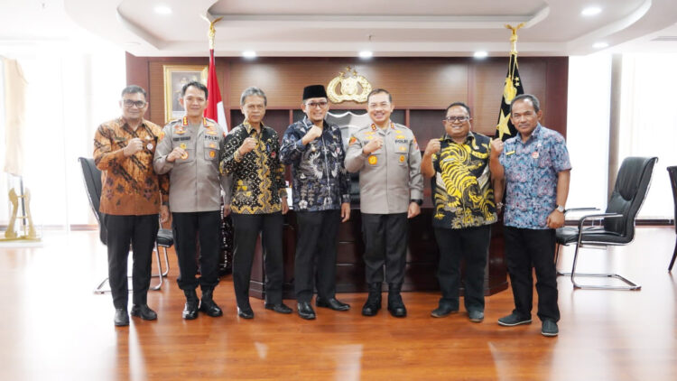 Perkuat Sinergi dan Kolaborasi, Wako Hendri Septa Kunjungi Kapolda Sumbar yang Baru 1 SILATURAHMI— Wali Kota Padang Hendri Septa dan jajaraanya saat silaturahmi dengan Kapolda Sumbar Irjen Pol Suharyono.