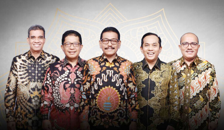 DIREKSI (KI-KA)— Direktur Operasional Bank Nagari Syafrizal, Direktur Kepatuhan Restu Wirawan, Dirut Muhamad Irsyad, Direktur Kredit-Syariah Gusti Candra, Direktur Keuangan Sania Putra, dan Direktur Keuangan Sania Putra.