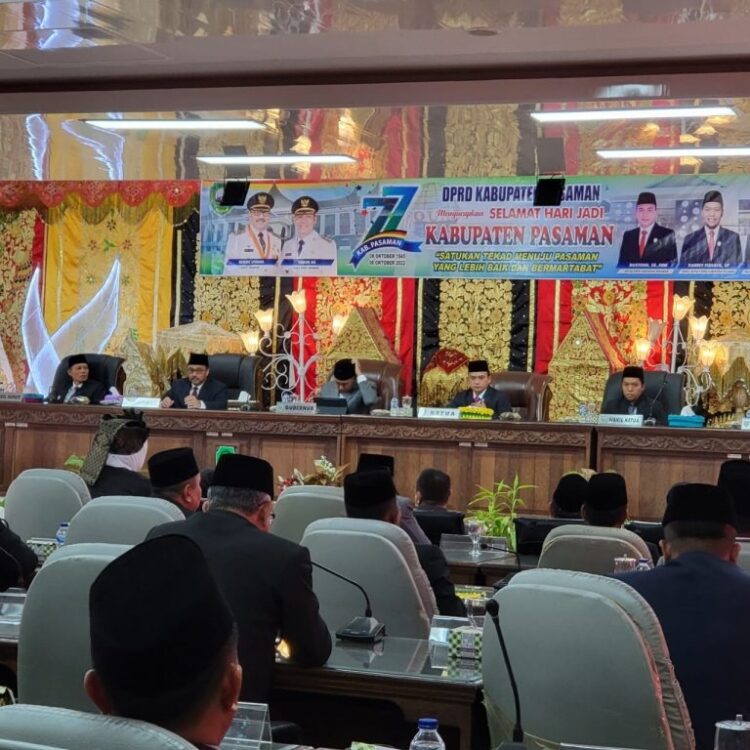 SIDANG PARIPURNA—  Bupati H Benny Utama, Wabup Sabar As dan pimpinan DPRD menghadiri Sidang Paripurna Istimewa Perayaan HUT Kabupaten Pasaman ke-77, Sabtu (8/10).