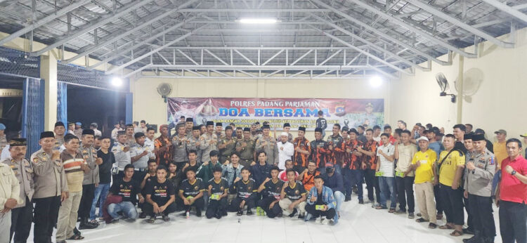 DOA BERSAMA— Kapolres Padangpariaman AKBP Mohammad Qori Oktohandoko melakukan doa bersama untuk korban meninggal saat tragedi di Stadion Kanjuruhan yang menewaskan ratusan suporter dan warga.