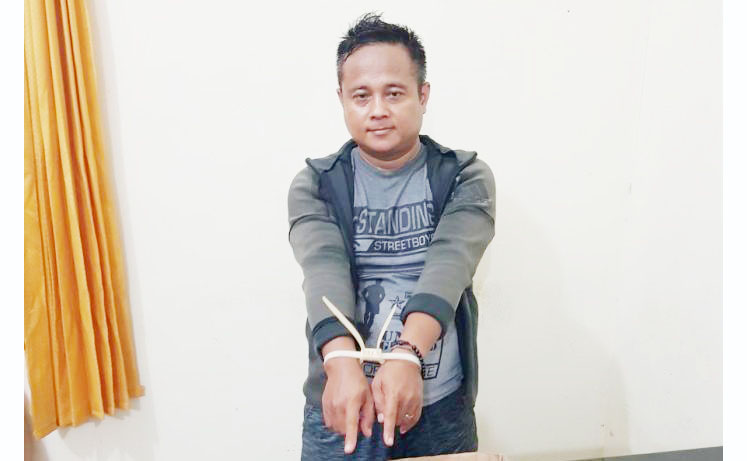 PION PENGEDAR— Pelaku OY alias Pion ditangkap jajaran Polres Agam dengan barang bukti sembilan paket sabu siap edar.