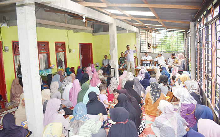 JEMPUT ASPIRASI— Anggota DPRD Kota Padang Budi Syahrial saat melakukan reses III di Jalan Semeru, Kelurahan Gunung Pangilun, Kecamatan Padang Utara.